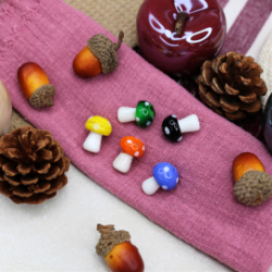 Szklane kolorowe grzybki, muchomorki z otworem.