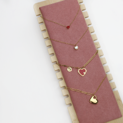 Złote naszyjniki z serduszkami ze stali chirurgicznej.