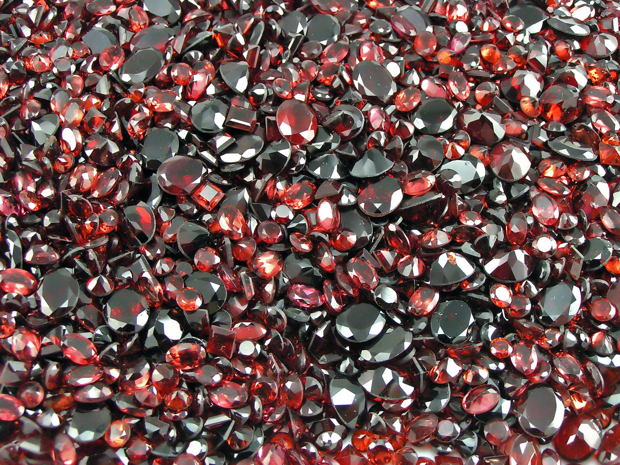 Granaty – ognistoczerwone kamienie zimowego miesiąca