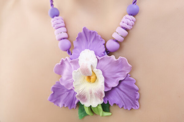 Naszyjnik z koralikami i kwiatem z modeliny