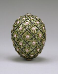 Jajko Rose Trellis ozdobione emaliowanymi różami - kryształki, przepych i złoto