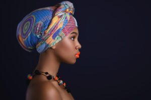 Turbany na głowie płynnie przechodzą z tradycji Afrykańskiej do mody