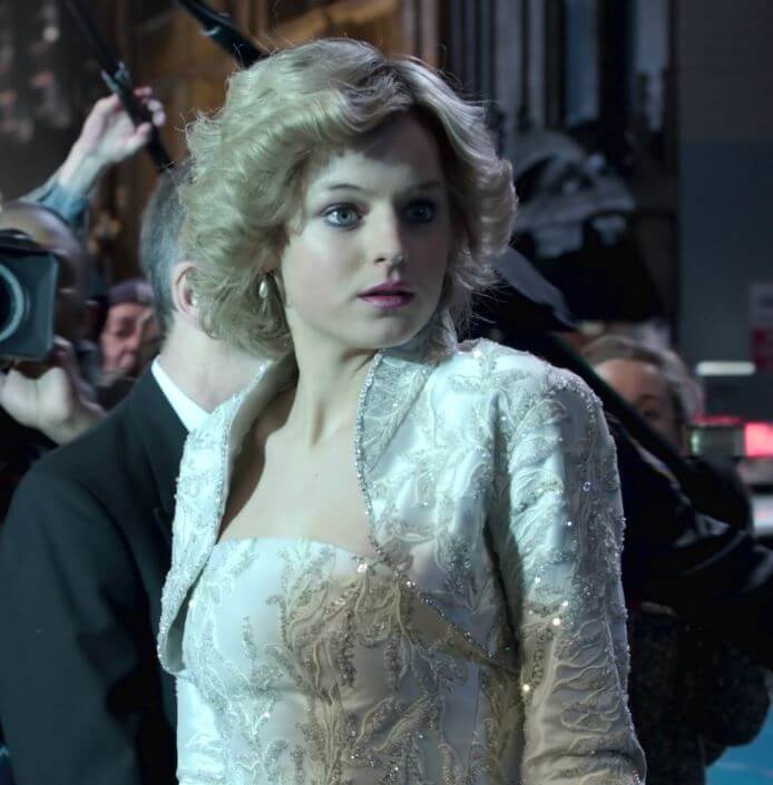 Emma Corrin grająca Dianę w perłowych kolczykach - biżuteria z serialu the Crown
