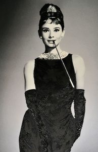 Aktorka Audrey Hepburn w ubraniach i dodatkach od projektanta Givenchy