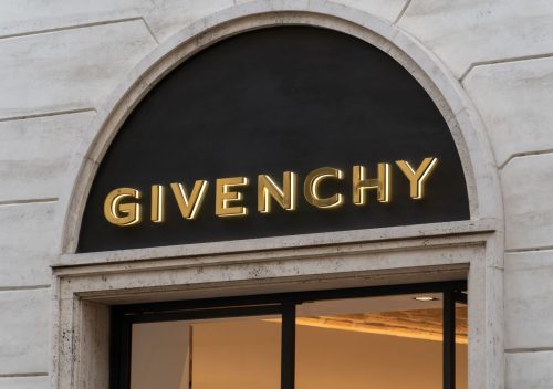Givenchy — od Audrey Hepburn do dziś. Witryna sklepowa przedstawiajaca logo marki Givenchy