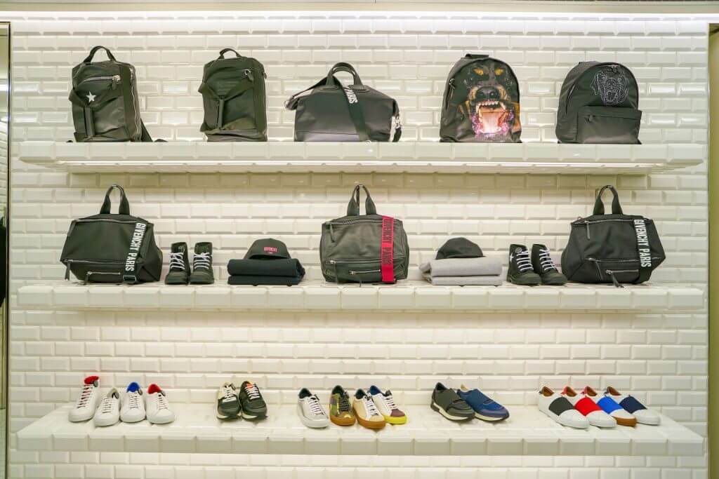 Obuwie i torby od Givenchy na wystawie sklepowej