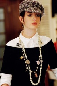 Aktorka Anne Hathaway w filmie „Diabeł ubiera się u Prady” w naszyjniku od Karla Lagerfelda