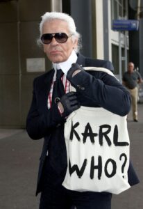 Karl Lagerfeld z torbą swojego projektu na ramieniu