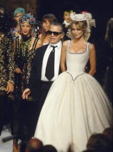 Karl Lagerfeld z modelkami na wybiegu