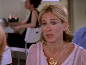 Carrie Bradshaw z serialu Seks w wielkim mieście w kultowym naszyjniku z preclem