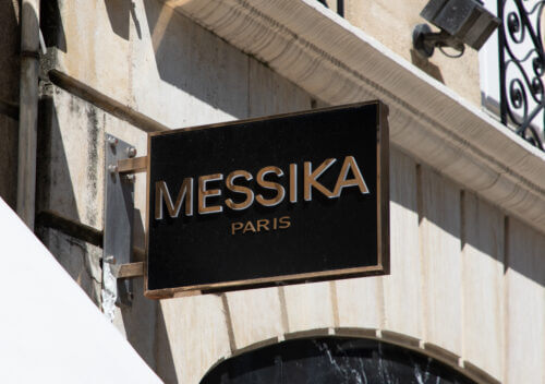 Messika — młoda marka z myślą o kobietach. Szyld sklepu firmowego Messika.