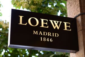 Logo marki Loewe z datą powstania sklepu. 