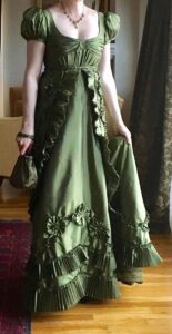 Sukienka z bufiastymi rękawami w stylu regencycore