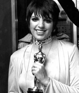 Liza Minnelli trzymająca Oscara