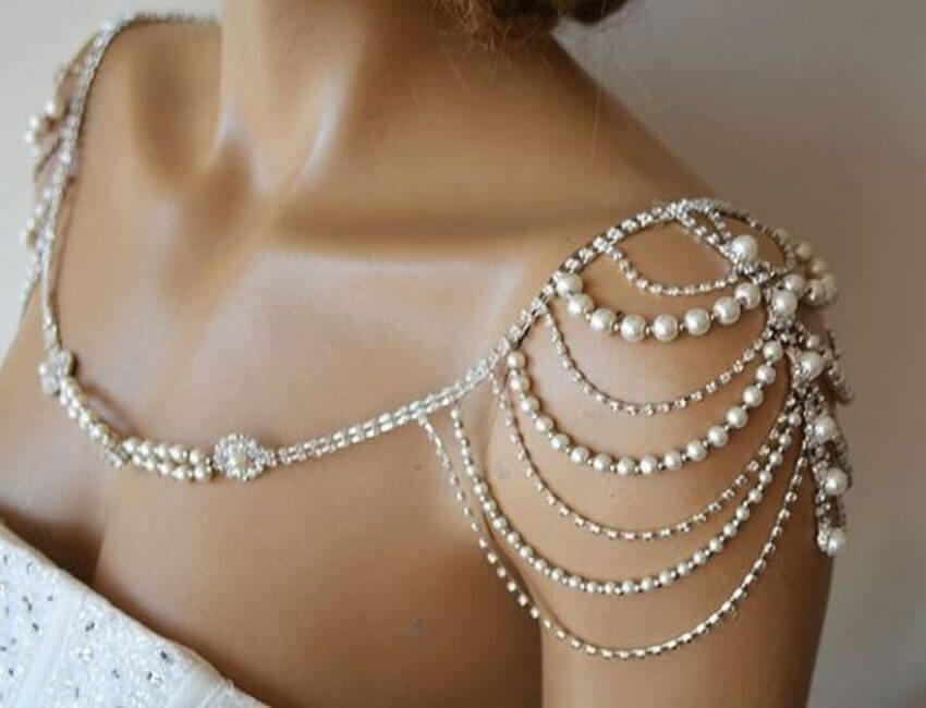 Akcesoria ślubne, które zrobisz sama. Biżuteria z perłami na ciało.