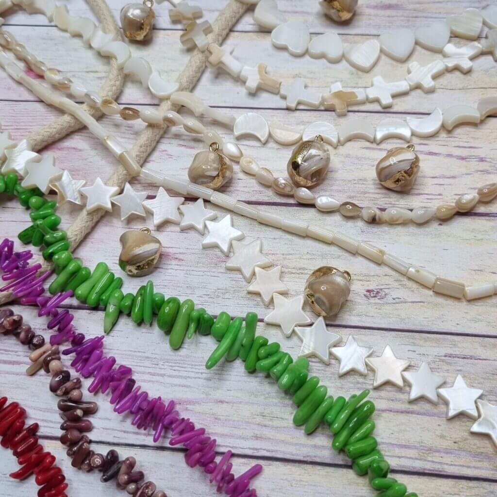 Koral, perły, masa perłowa i muszle w biżuterii DIY