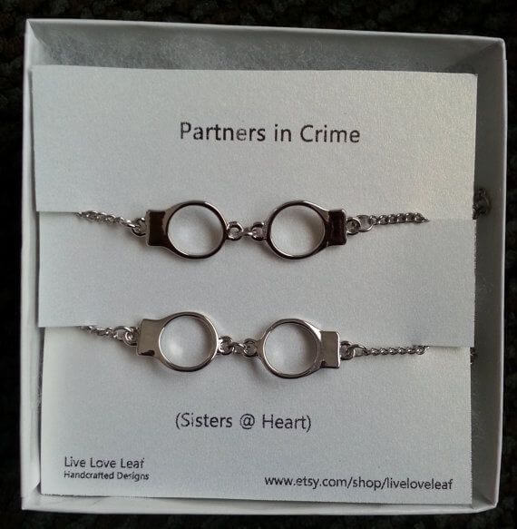 Bransoletki z kajdankami – dla „partners in crime”