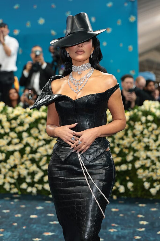 Kim Kardashian Kim Kardashian – łańcuch na biodrach jako manifest stylu