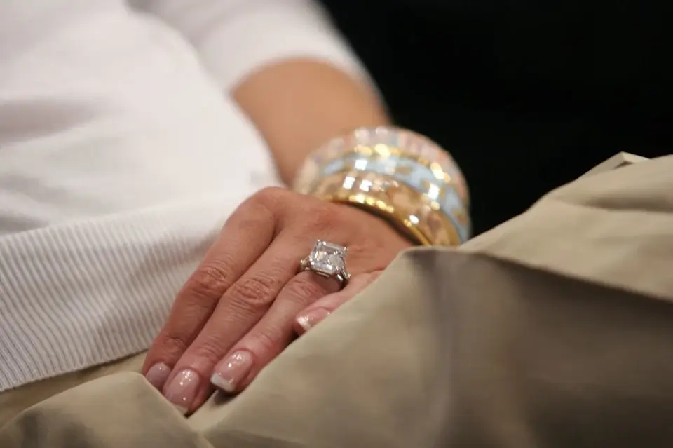 Pierścionki zaręczynowe i obrączki Melanii Trump Pierścionki zaręczynowe i obrączki – symbol miłości i luksusu