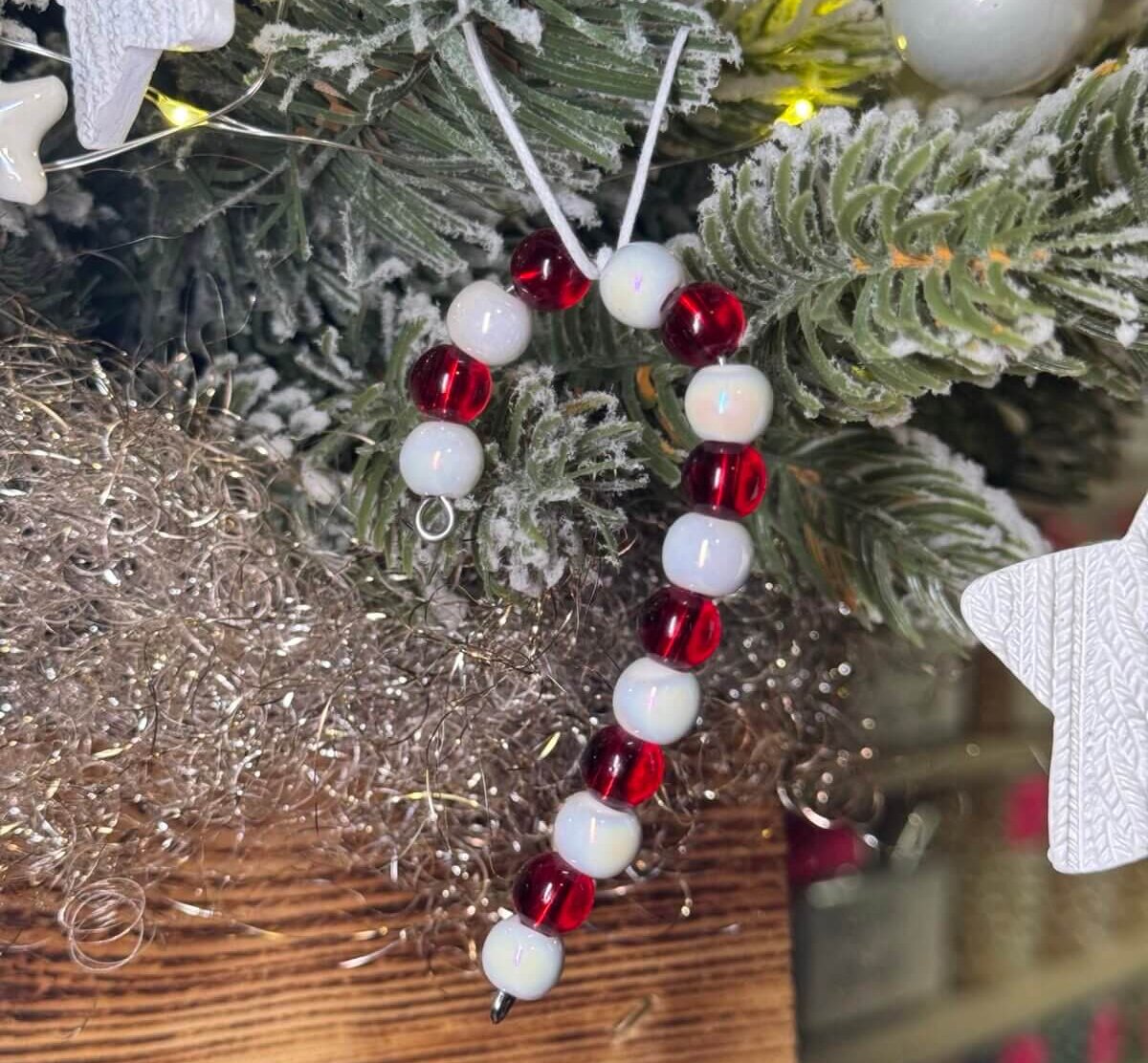 Świąteczny minimalizm z koralikami