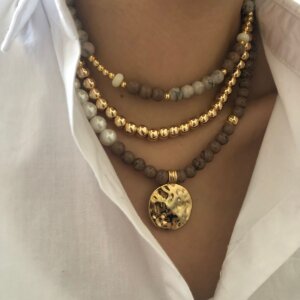 Naszyjniki warstwowe i chokery - powrót do lat 90.