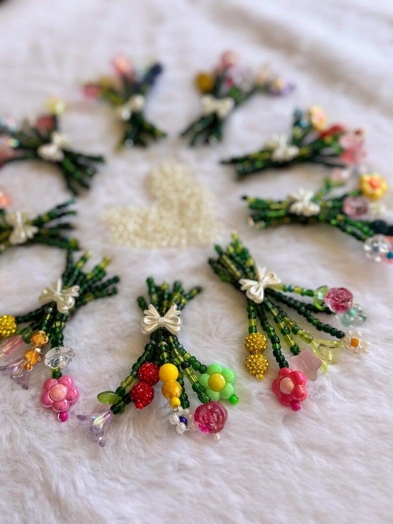 Magnesy z bukietami koralikowych kwiatów