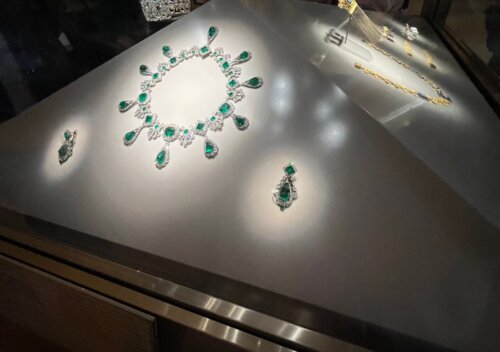 Skok stulecia w Luwrze – jak doszło do kradzieży królewskich klejnotów Francji?