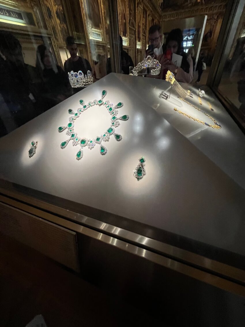 Skok stulecia w Luwrze – jak doszło do kradzieży królewskich klejnotów Francji?