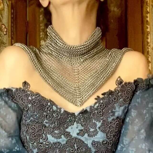 Apaszka z metalowych ogniwek. Akcesoria castlecore