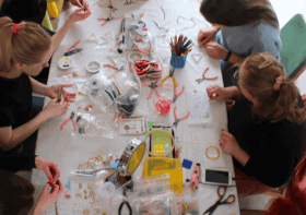 Jesienne wieczory z rękodziełem | 5 pomysłów na wspólne tworzenie biżuterii