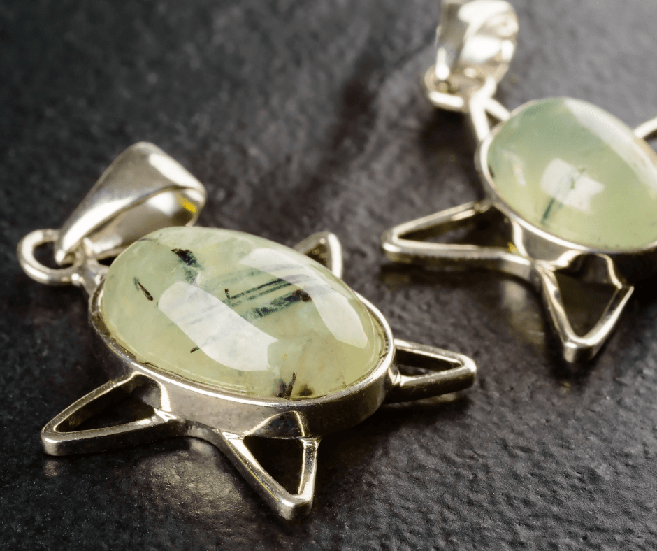 Kaboszony frenitu oprawione w srebro