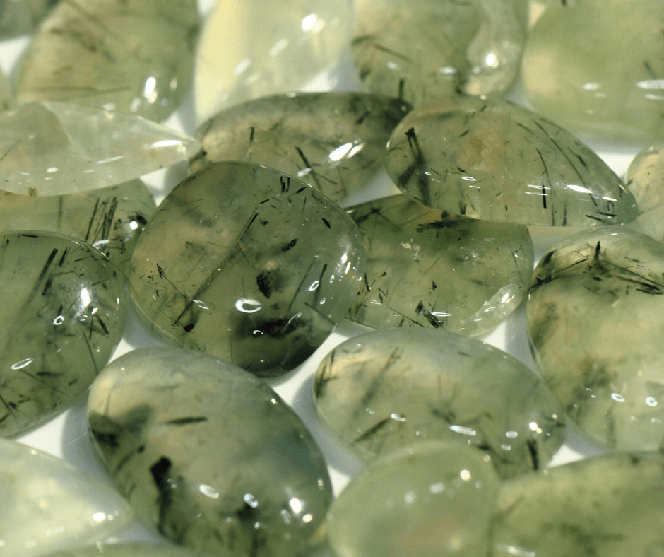 Prehnit w formie polerowanych bryłek