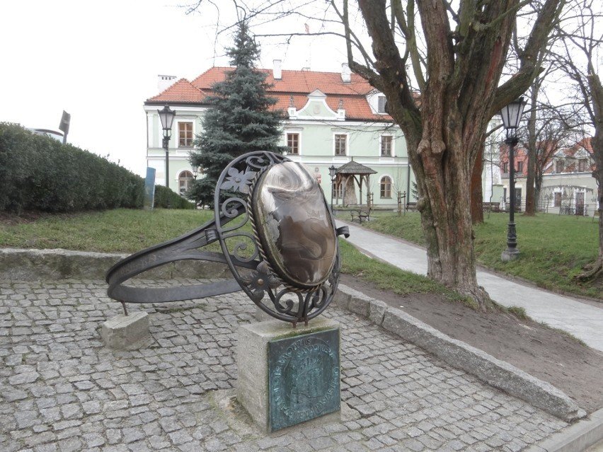 Wielki pierścień przed wejściem na wystawę kolekcji z krzemienia pasiastego