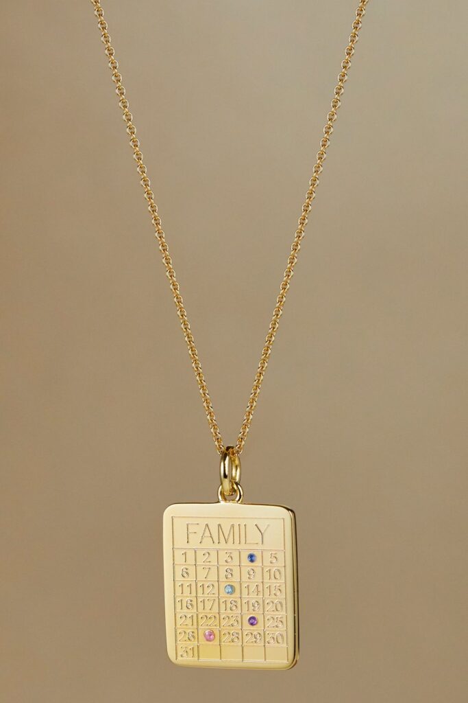 Biżuteria z przekazem, naszyjnik z zakodowanymi datami