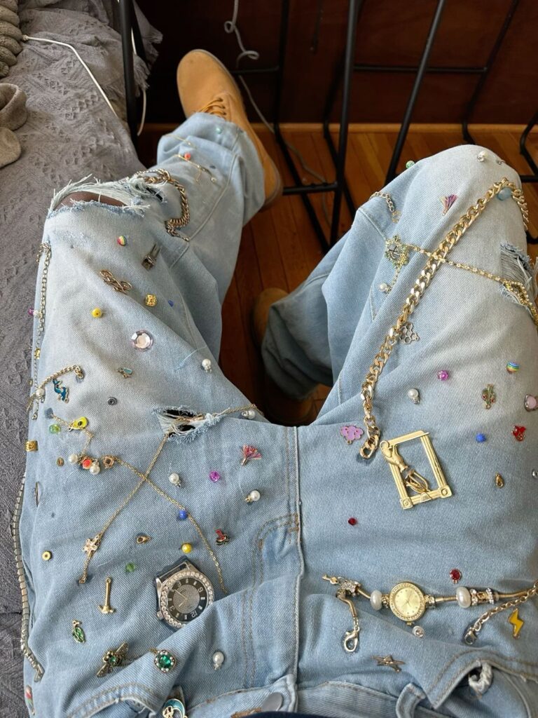 Jak nosić ze sobą różne broszki