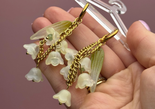 Jak zrobić kolczyki z wiszącymi kwiatkami?