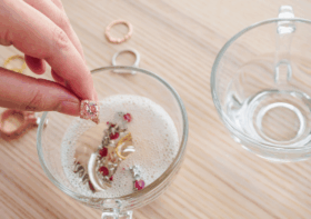 Jak czyścić biżuterię handmade? Kompletny poradnik pielęgnacji biżuterii