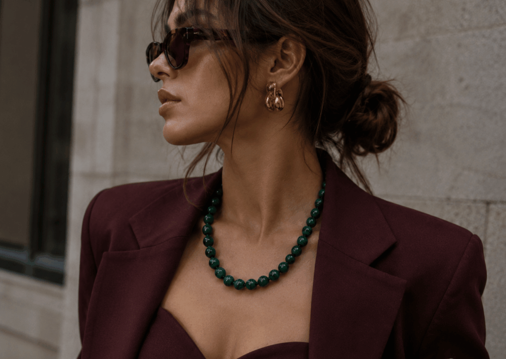 Outfit w stylu glamoratti z naszyjnikiem z malachitu